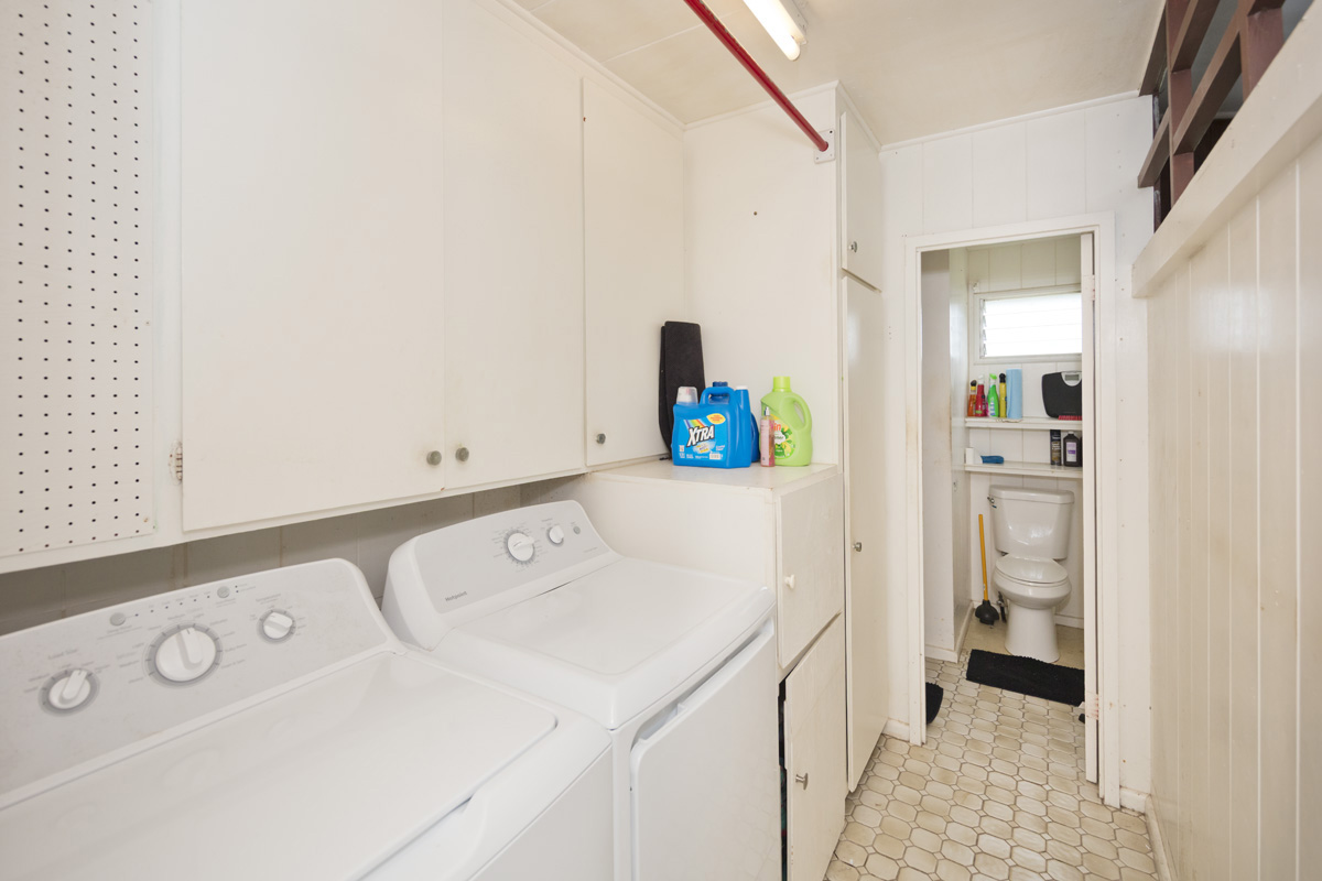 360 A Lama Street Hilo, HI 96720 - Photo 8 of 28 a utility room with dryer and washer