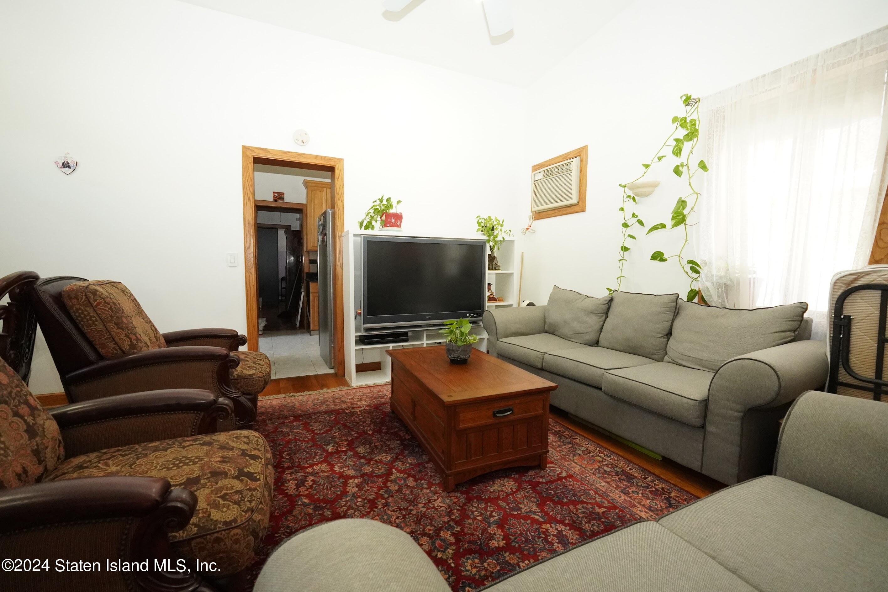 847 West Fingerboard Road Staten Island, NY 10305 - Photo 3 of 17 847pic8