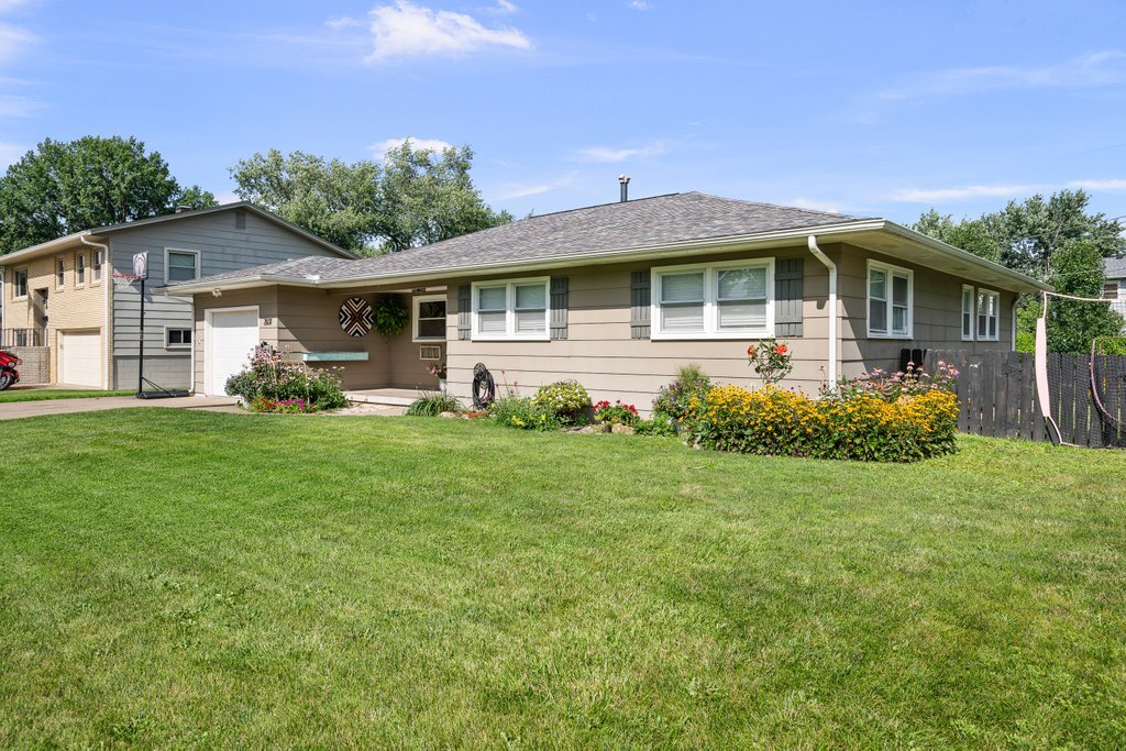 2831 Forest Road Davenport, IA 52803 - Photo 2 of 30