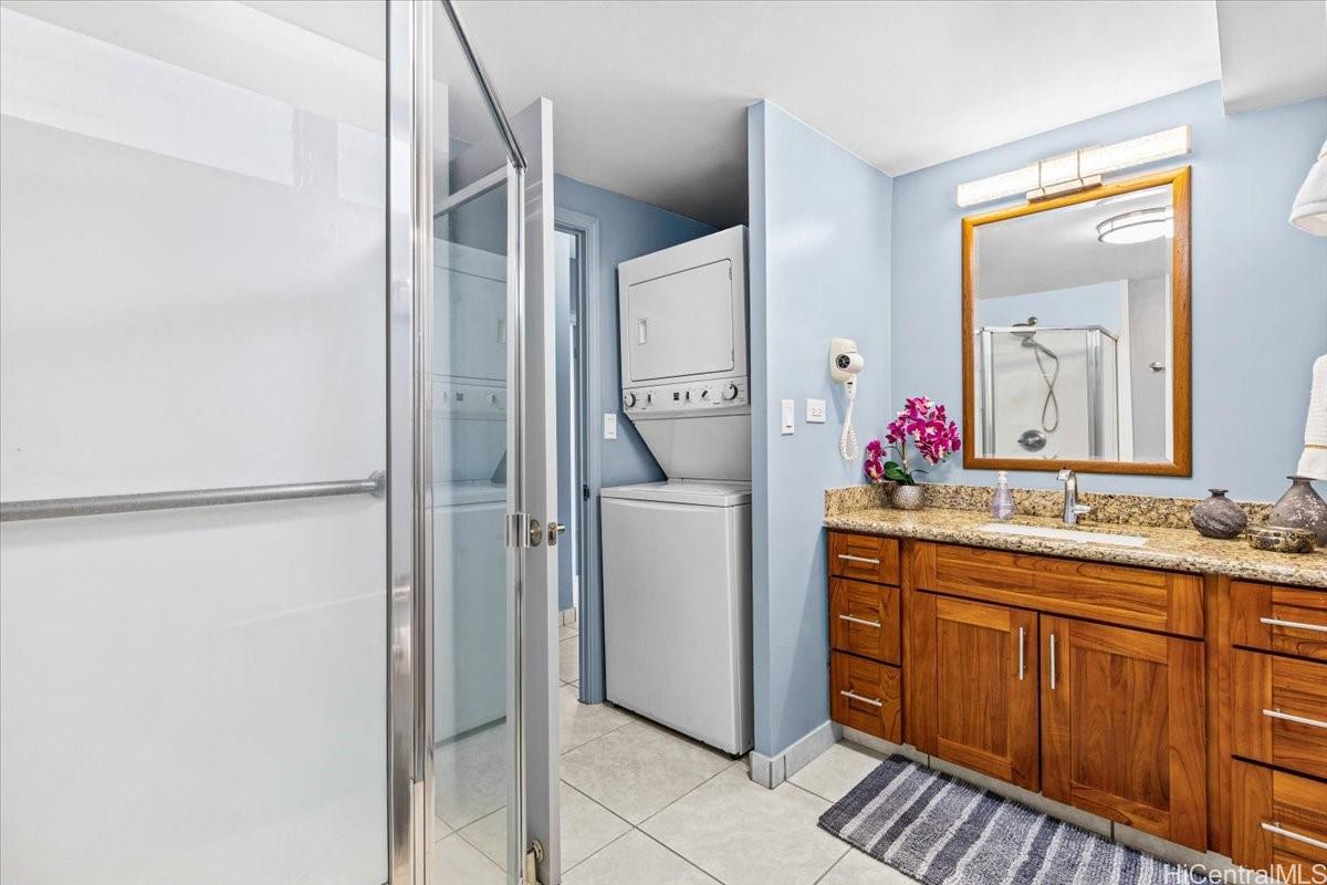 2161 Kalia Road, Unit 402 Honolulu, HI 96815 - Photo 19 of 25 a bathroom with a granite countertop sink and a mirror