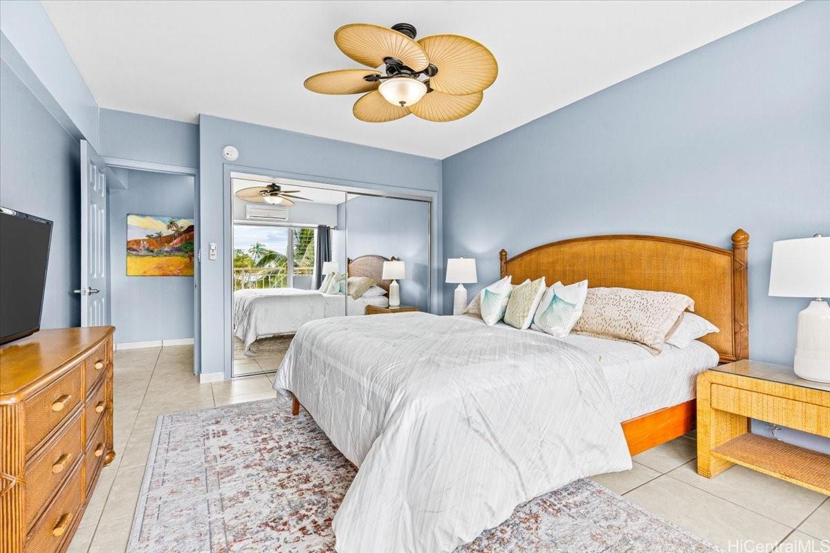 2161 Kalia Road, Unit 402 Honolulu, HI 96815 - Photo 21 of 25 a bedroom with a bed and a chandelier