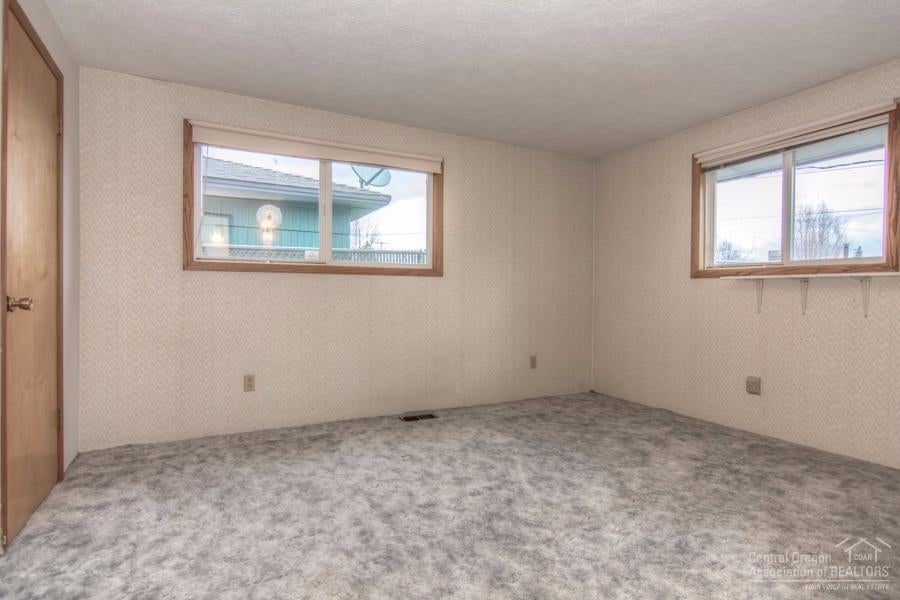 1046 Southwest 13th Street Redmond, OR 97756 - Photo 17 of 25 Gallery Image 17