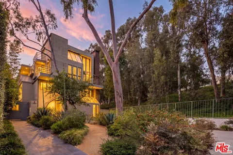 $1,200,000 | 11601 Montana Avenue, Unit PH7, Los Angeles, CA 90049