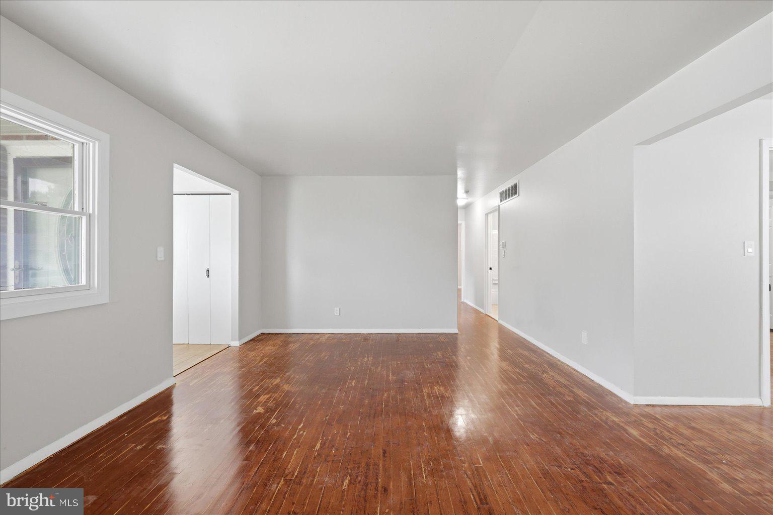 9110 Meadow Heights Road Randallstown, MD 21133 - Photo 9 of 39 Spacious, sunlit open living area.