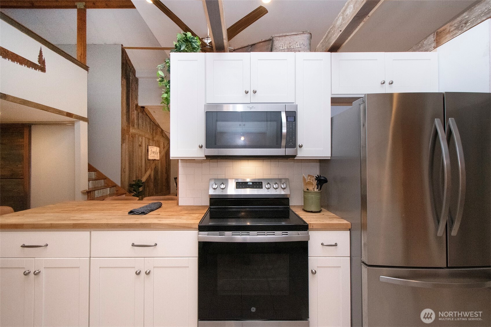1515 Olson Road Sequim, WA 98382 - Photo 14 of 40 a kitchen with a refrigerator stove and microwave