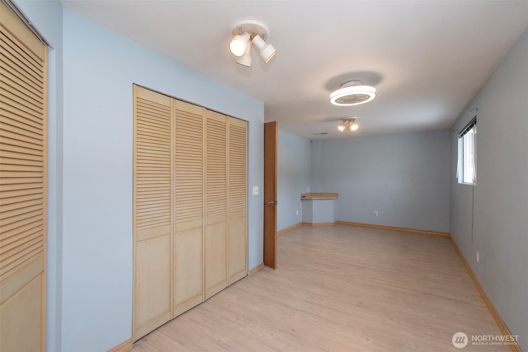 1515 Olson Road Sequim, WA 98382 - Photo 20 of 40 en empty room with windows and closet