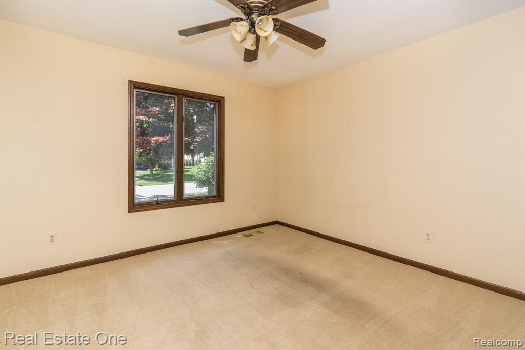 630 Baker Street Rochester Hills, MI 48307 - Photo 21 of 33