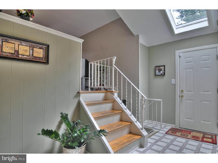 910 Chesterfield Road Barrington, NJ 08033 - Photo 2 of 25 Foyer