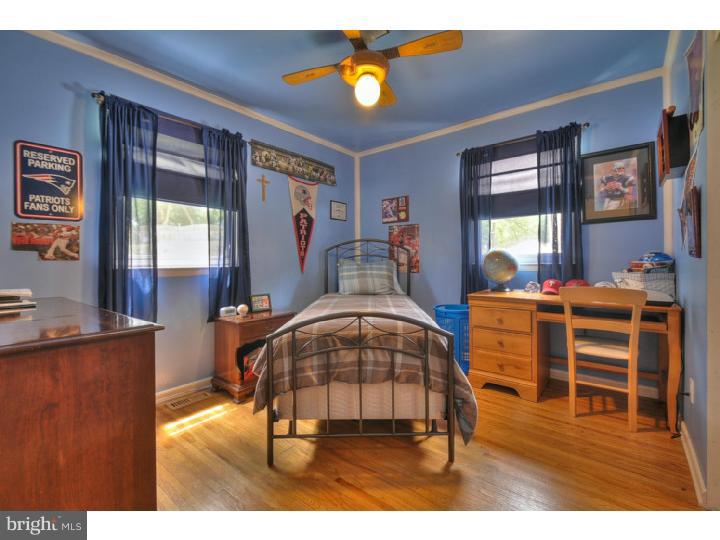 910 Chesterfield Road Barrington, NJ 08033 - Photo 12 of 25 Bedroom 2