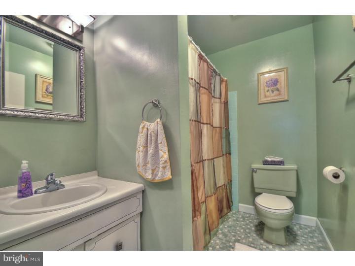 910 Chesterfield Road Barrington, NJ 08033 - Photo 14 of 25 Bathroom