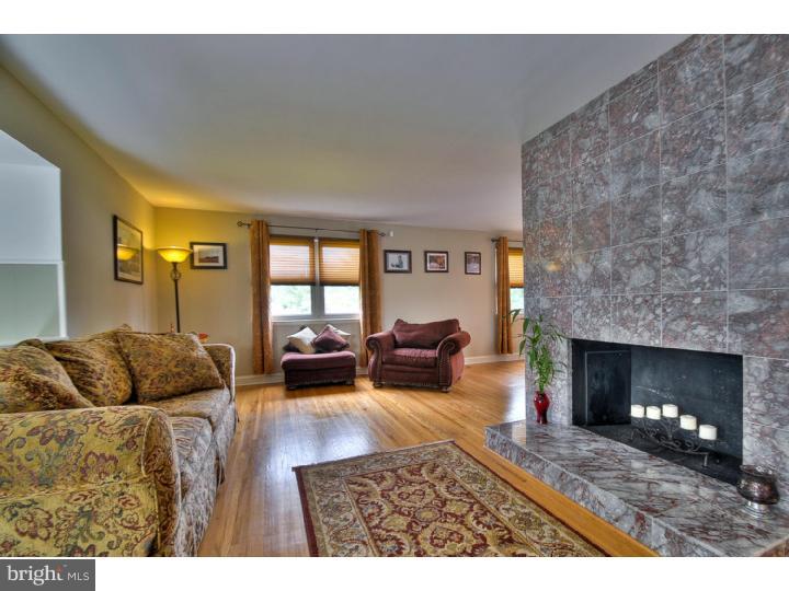 910 Chesterfield Road Barrington, NJ 08033 - Photo 3 of 25 Living Room