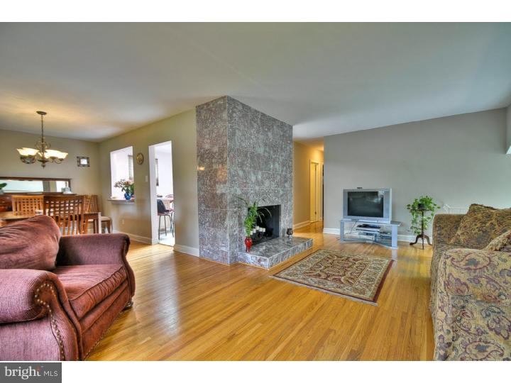 910 Chesterfield Road Barrington, NJ 08033 - Photo 4 of 25 Living Room