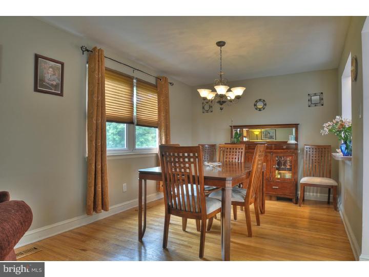 910 Chesterfield Road Barrington, NJ 08033 - Photo 6 of 25 Dining Room