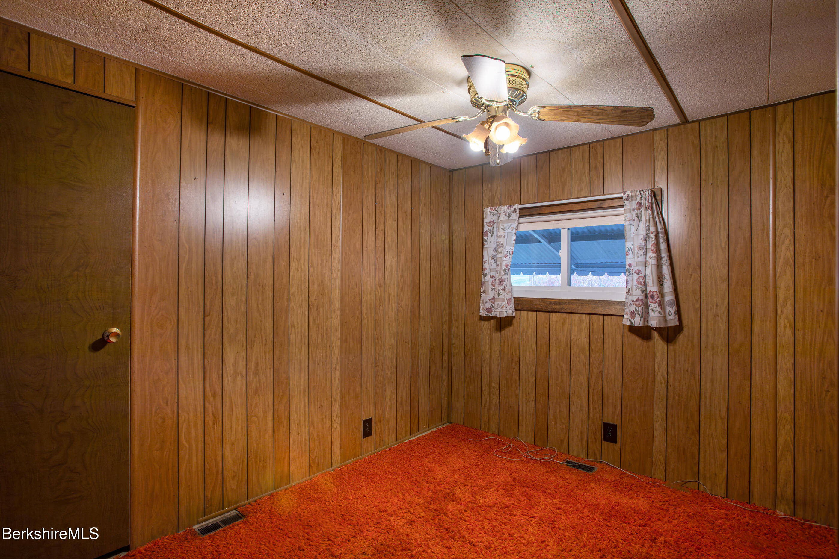 21 Overlook Terrace Adams, MA 01220 - Photo 19 of 31 a view of entryway