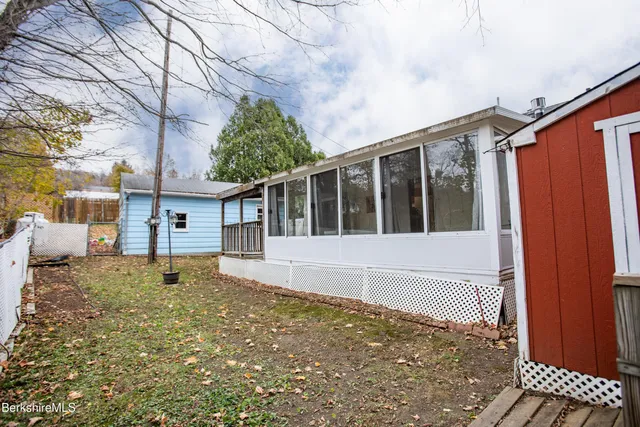 a view of a back yard