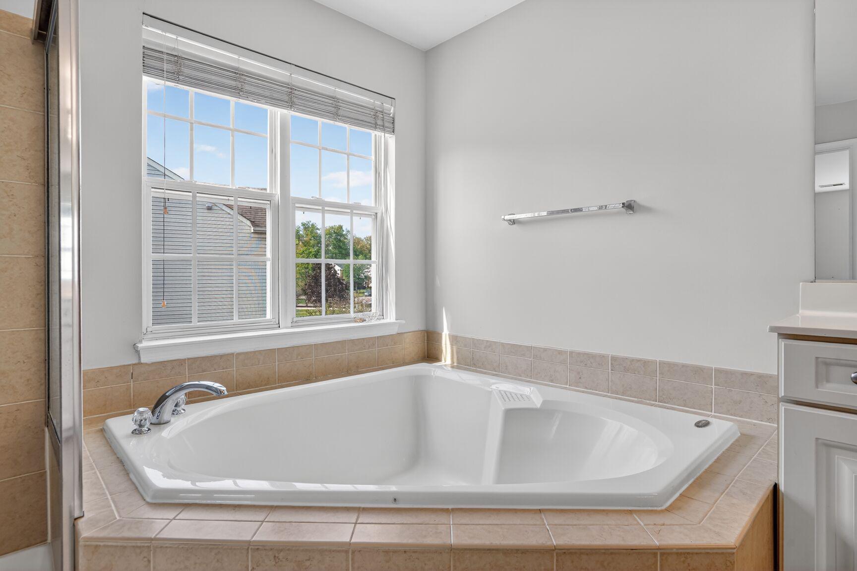 25845 Spring Farm Circle Chantilly, VA 20152 - Photo 29 of 57 Primary bath soaking tub.