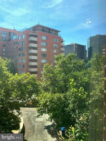 a view of entryway with outdoor space