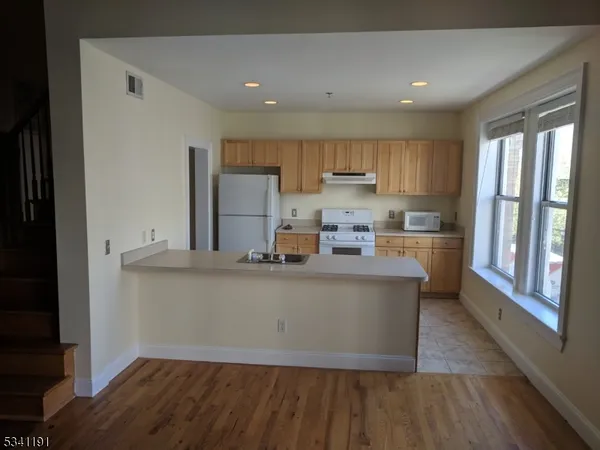 $2,600 | 385 George Street, Unit 3B, New Brunswick, NJ 08901