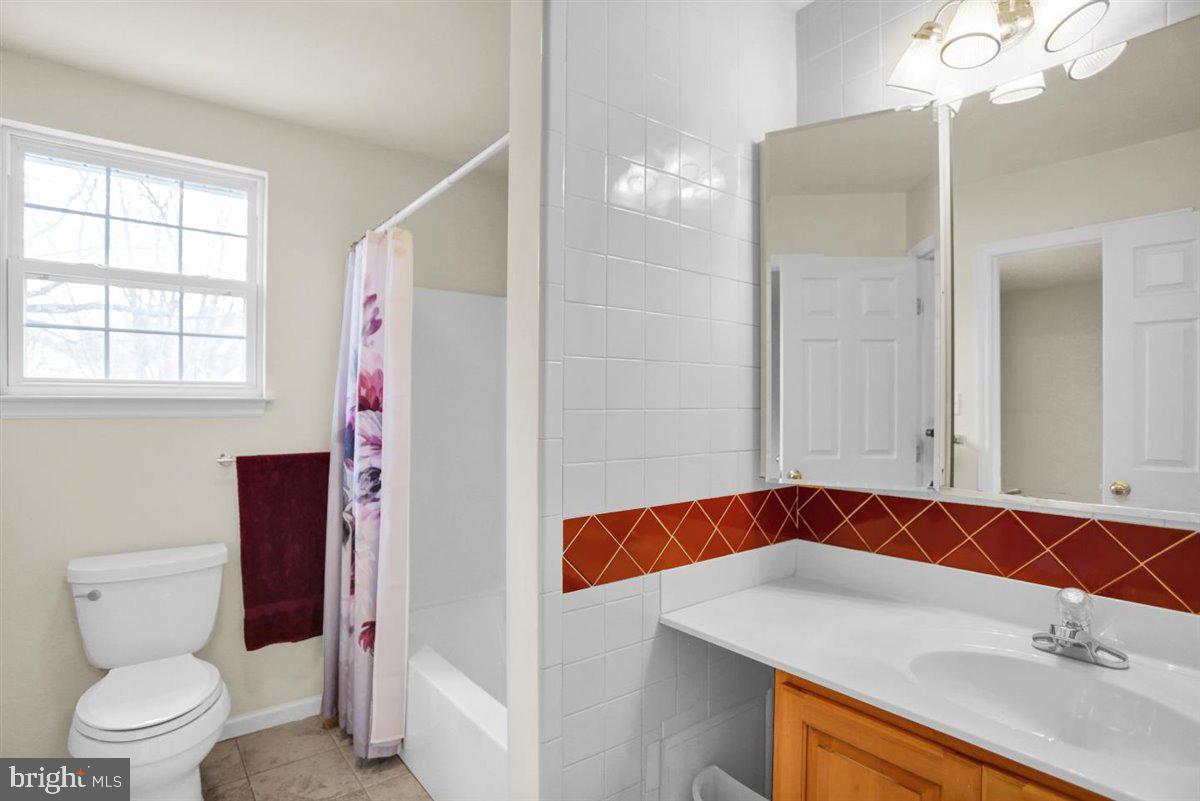 13 Fallowfield Circle Reading, PA 19607 - Photo 23 of 32 2nd Floor Bath Tub/Shower
