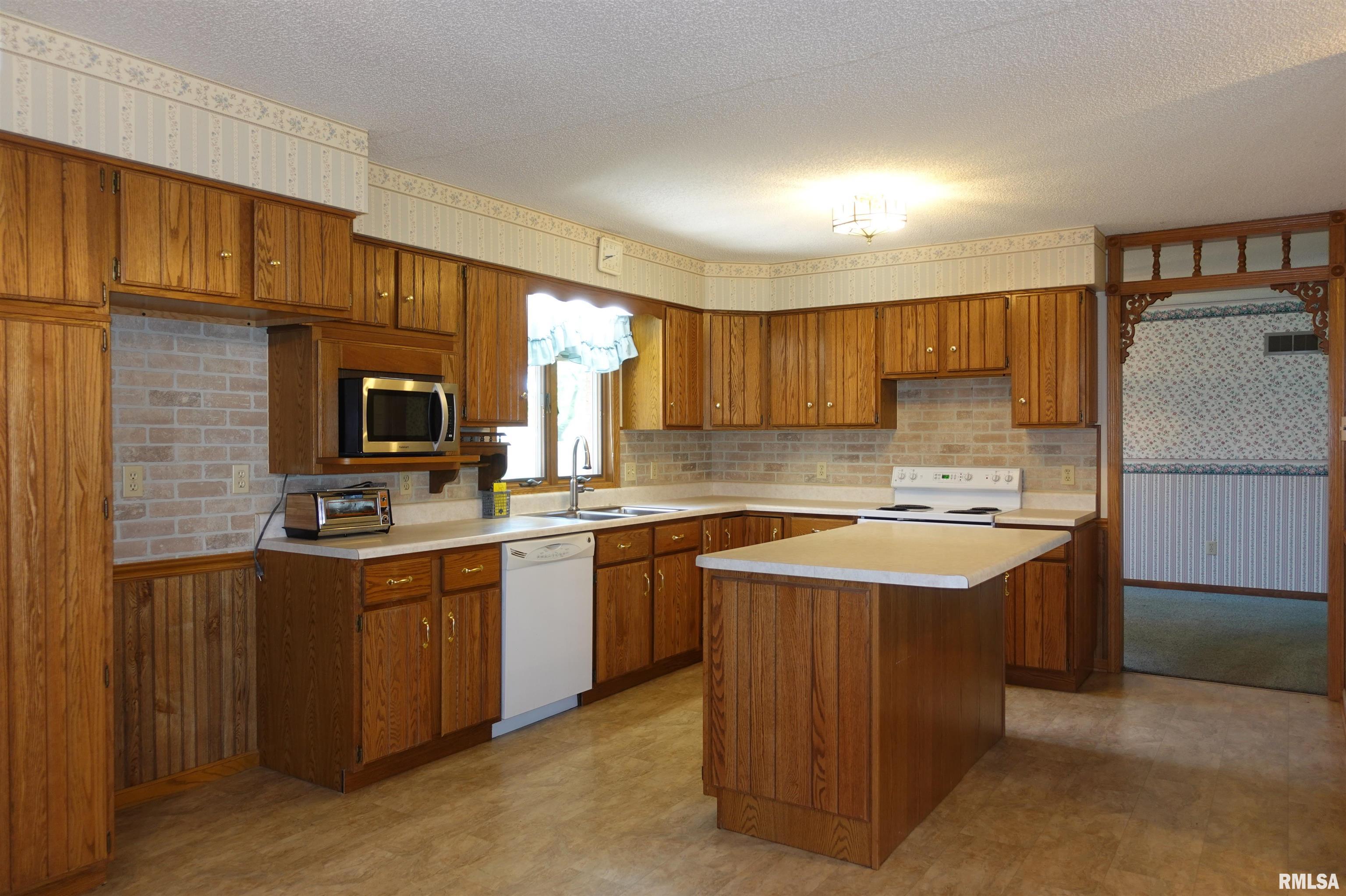 224 East Victoria Street Wataga, IL 61488 - Photo 12 of 38