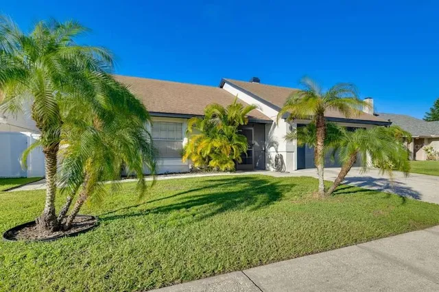 a view of a house with backyard
