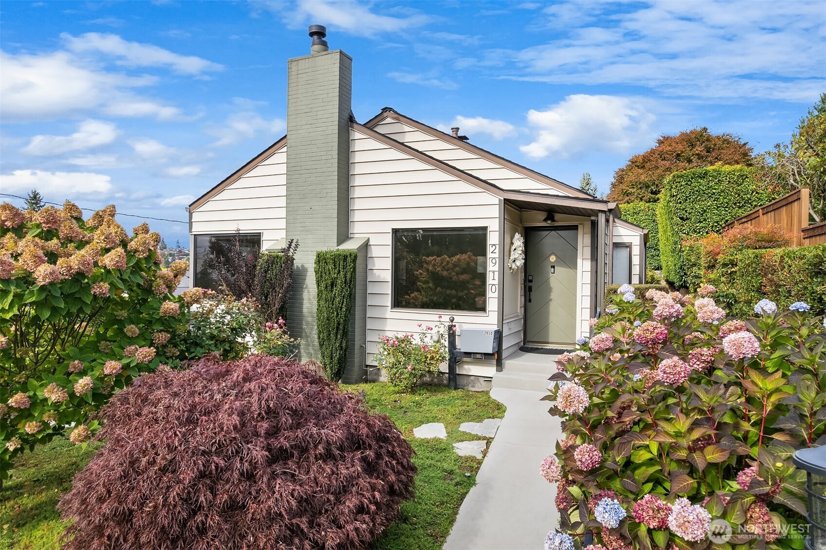 2910 West Smith Street Seattle, WA 98199 - Photo 2 of 40