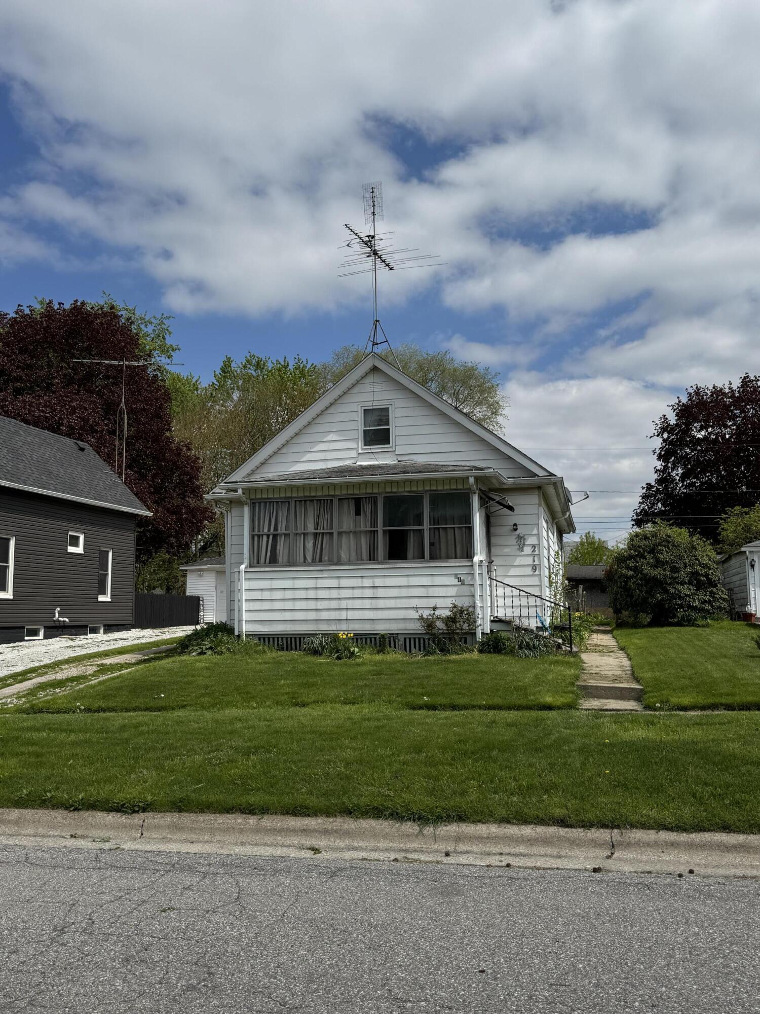 219 Cable Street La Porte, IN 46350 - Photo 4 of 5 1500x2000