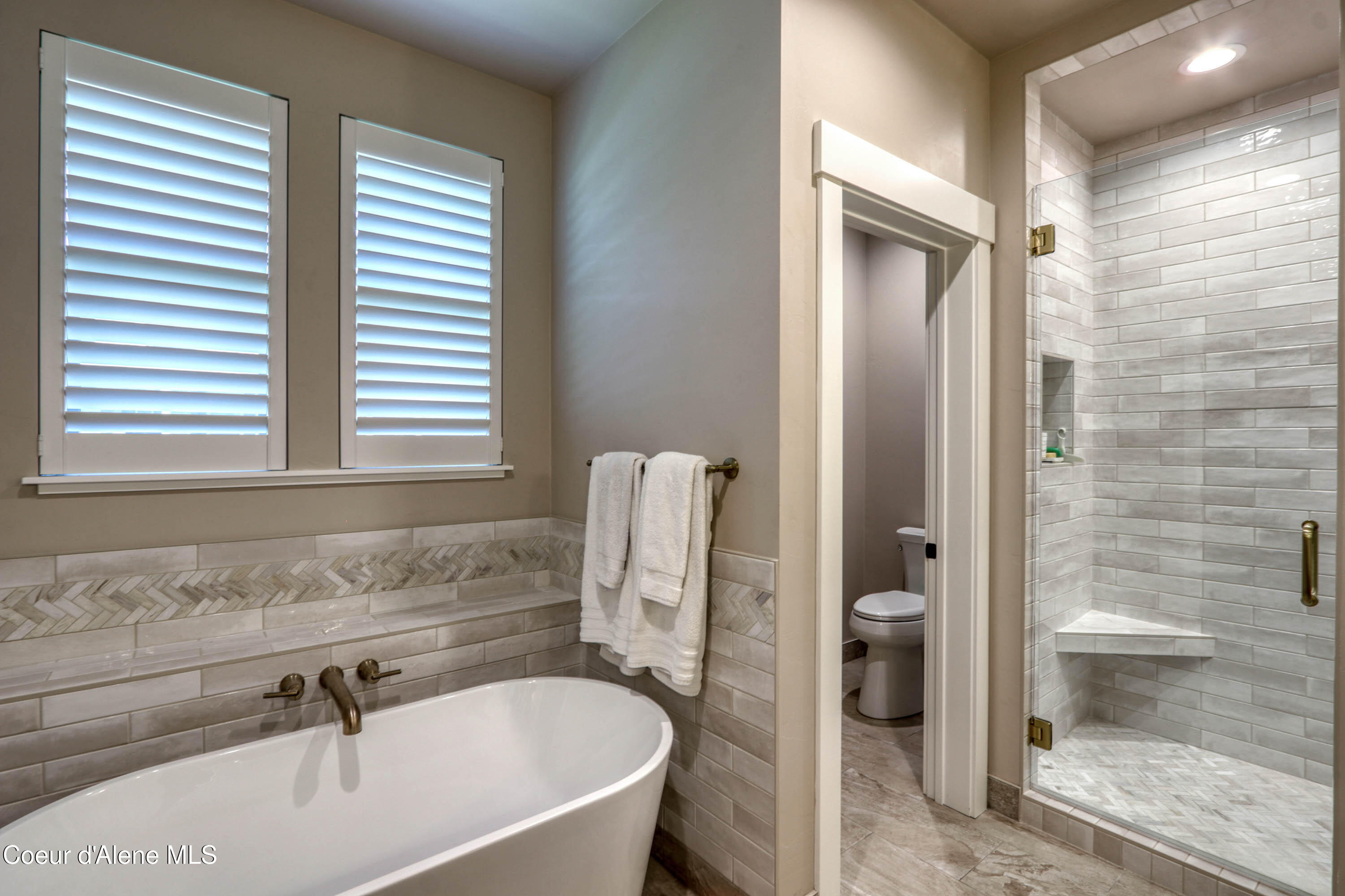 403 Slaveck Dover, ID 83825 - Photo 25 of 55 Master Suite Soaking Tub