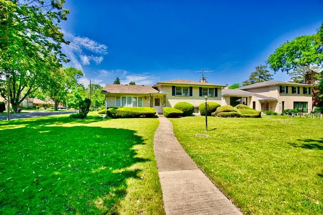 a view of a house with a yard