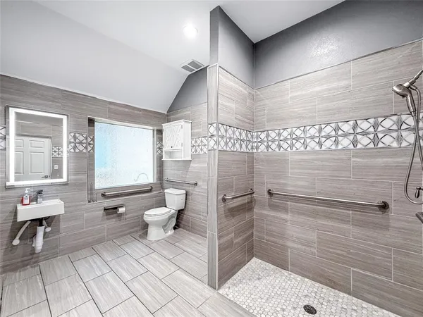a bathroom with a toilet and a shower