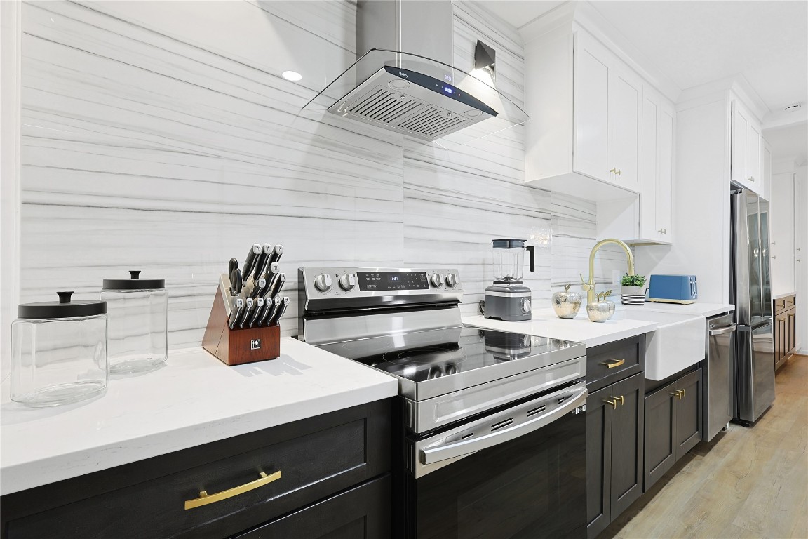526 Colquitt Street Houston, TX 77006 - Photo 11 of 30 Another view of the kitchen, which is completely equipped to cover all your cooking needs.
