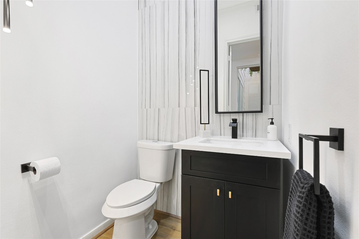 526 Colquitt Street Houston, TX 77006 - Photo 12 of 30 The conveniently located half bathroom features a modern design creating a clean and stylish space.