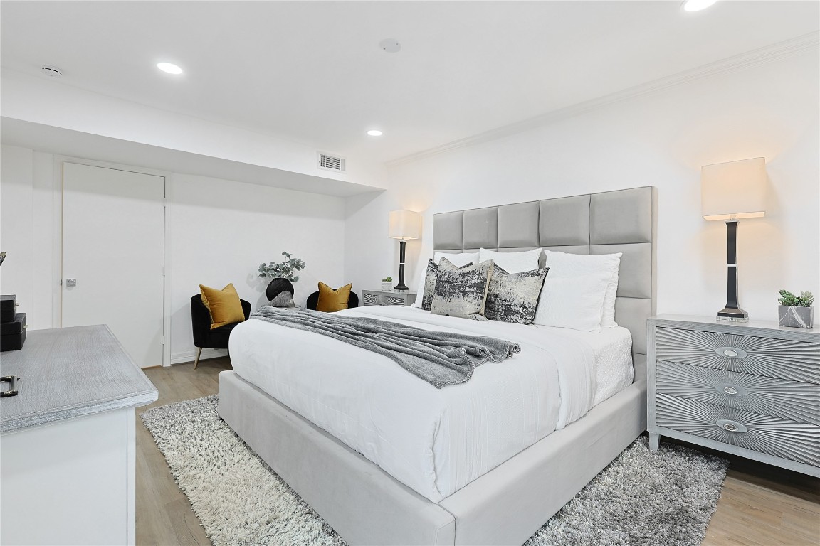 526 Colquitt Street Houston, TX 77006 - Photo 15 of 30 Another view of the main bedroom, featuring an inviting seating area.