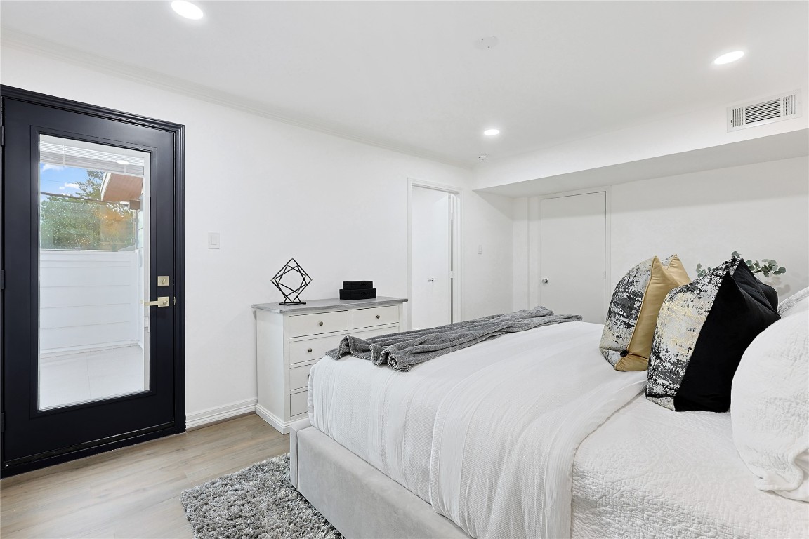 526 Colquitt Street Houston, TX 77006 - Photo 16 of 30 Alternate view of main bedroom, with a view of the private balcony
