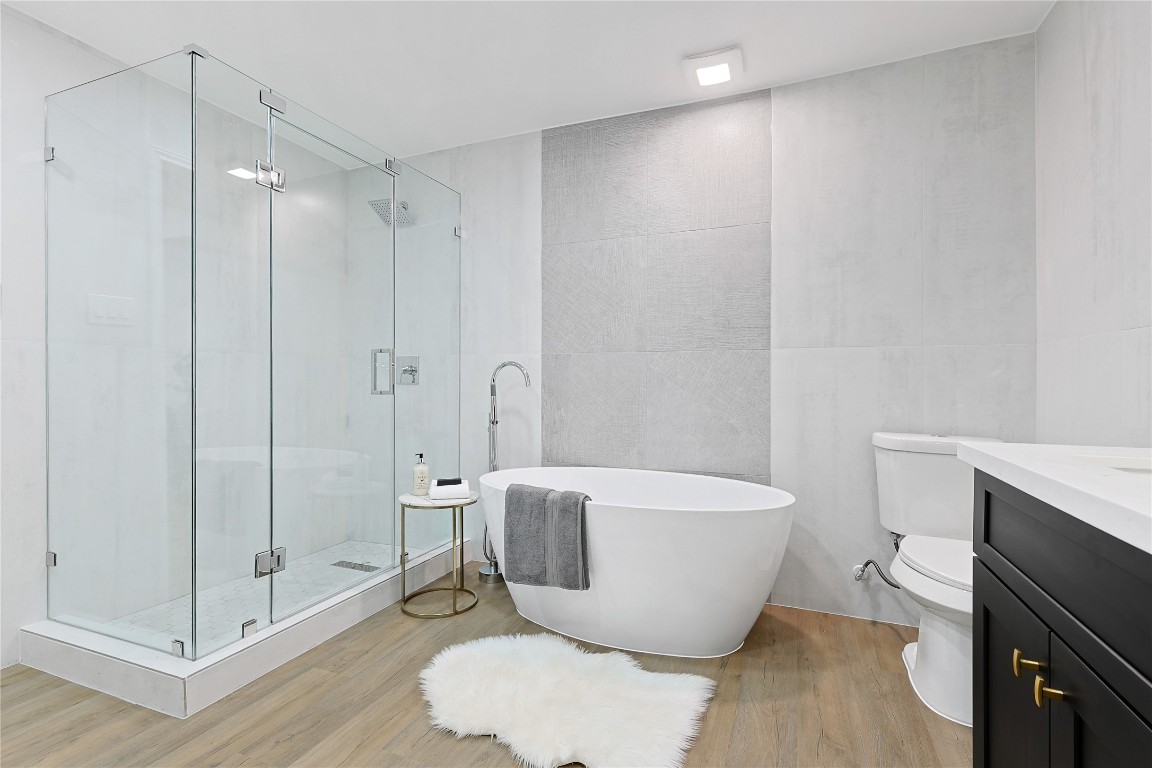526 Colquitt Street Houston, TX 77006 - Photo 20 of 30 Alternate view of the main bathroom. The light wood flooring and soft color palette create a serene, spa-like atmosphere.
