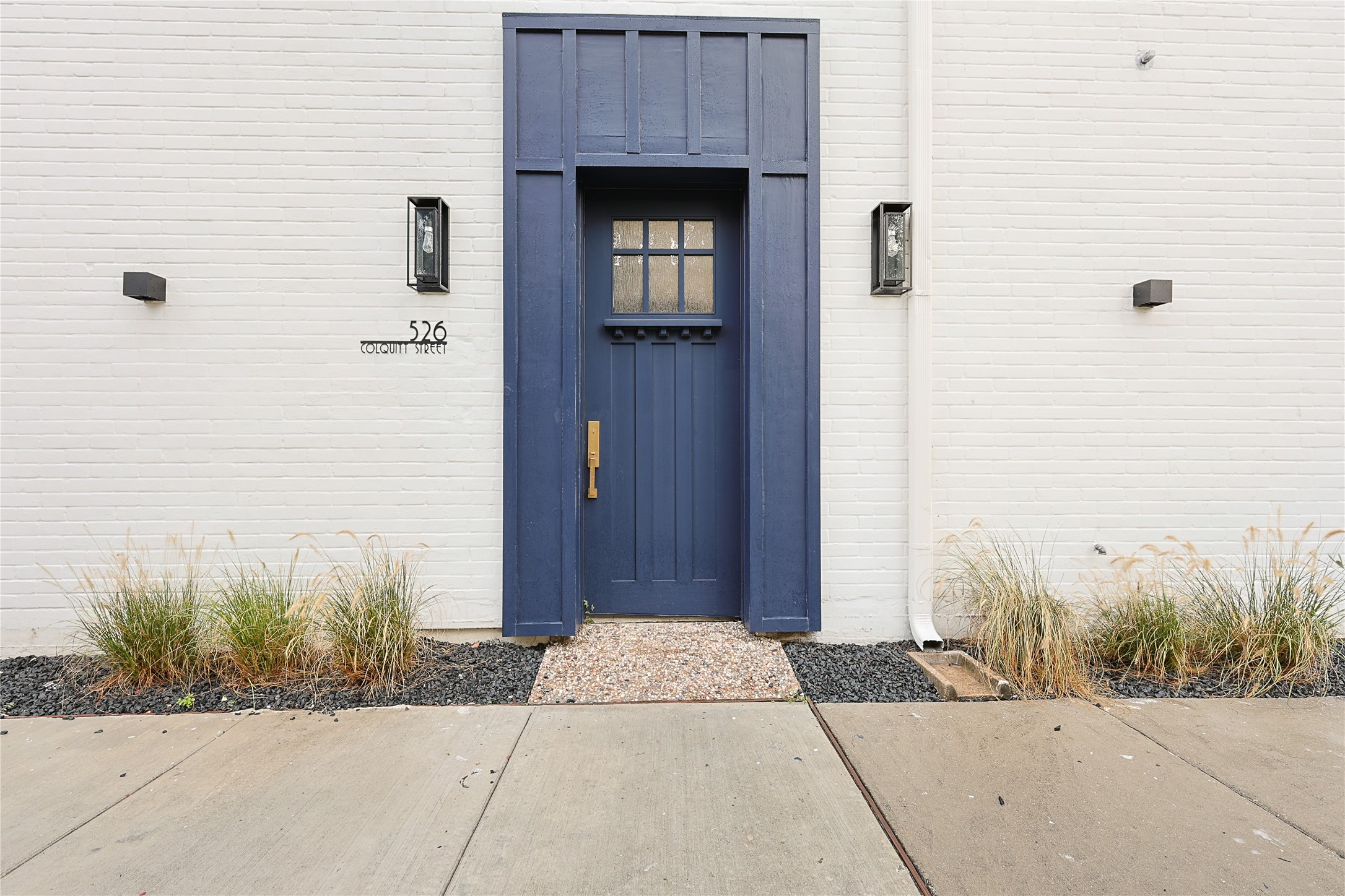 526 Colquitt Street Houston, TX 77006 - Photo 2 of 30 a front view of a house with a yard