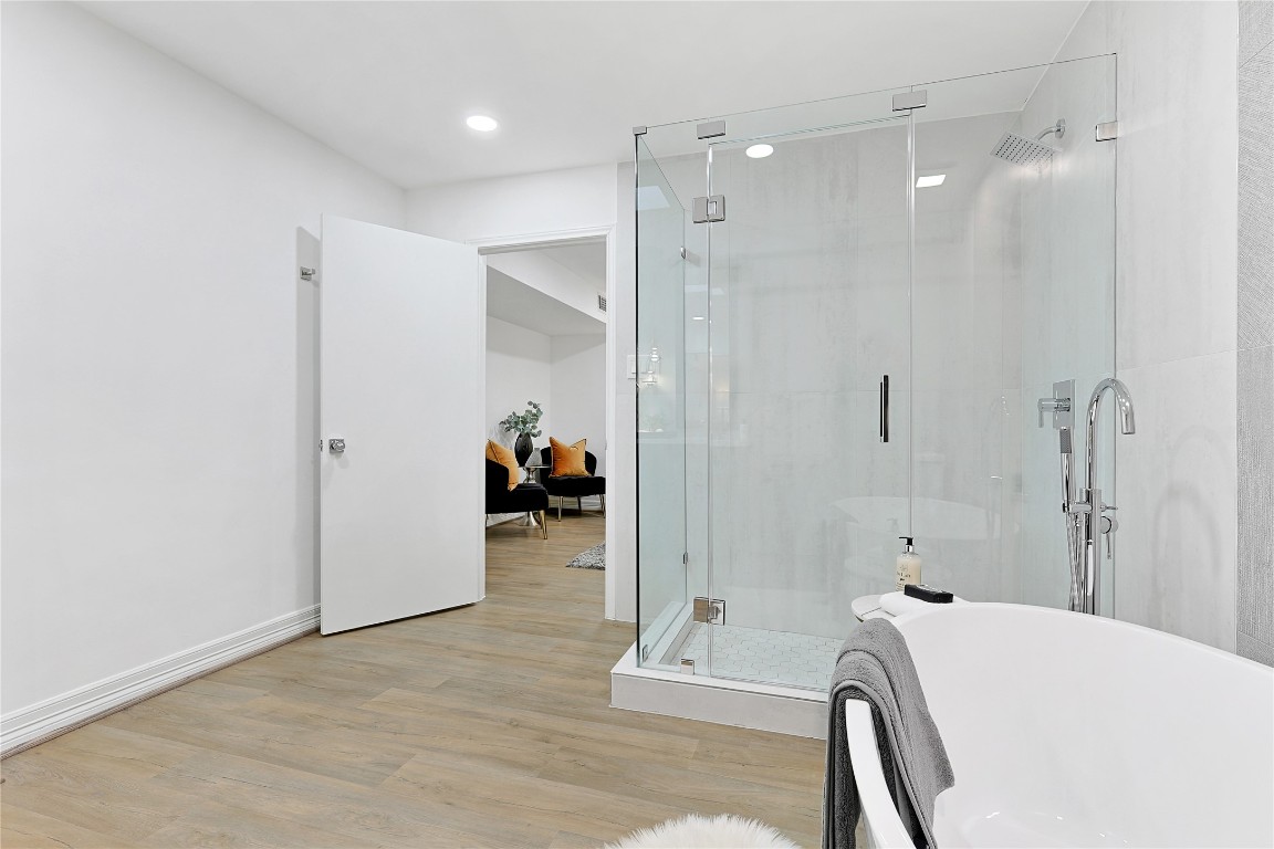 526 Colquitt Street Houston, TX 77006 - Photo 21 of 30 Main bathroom