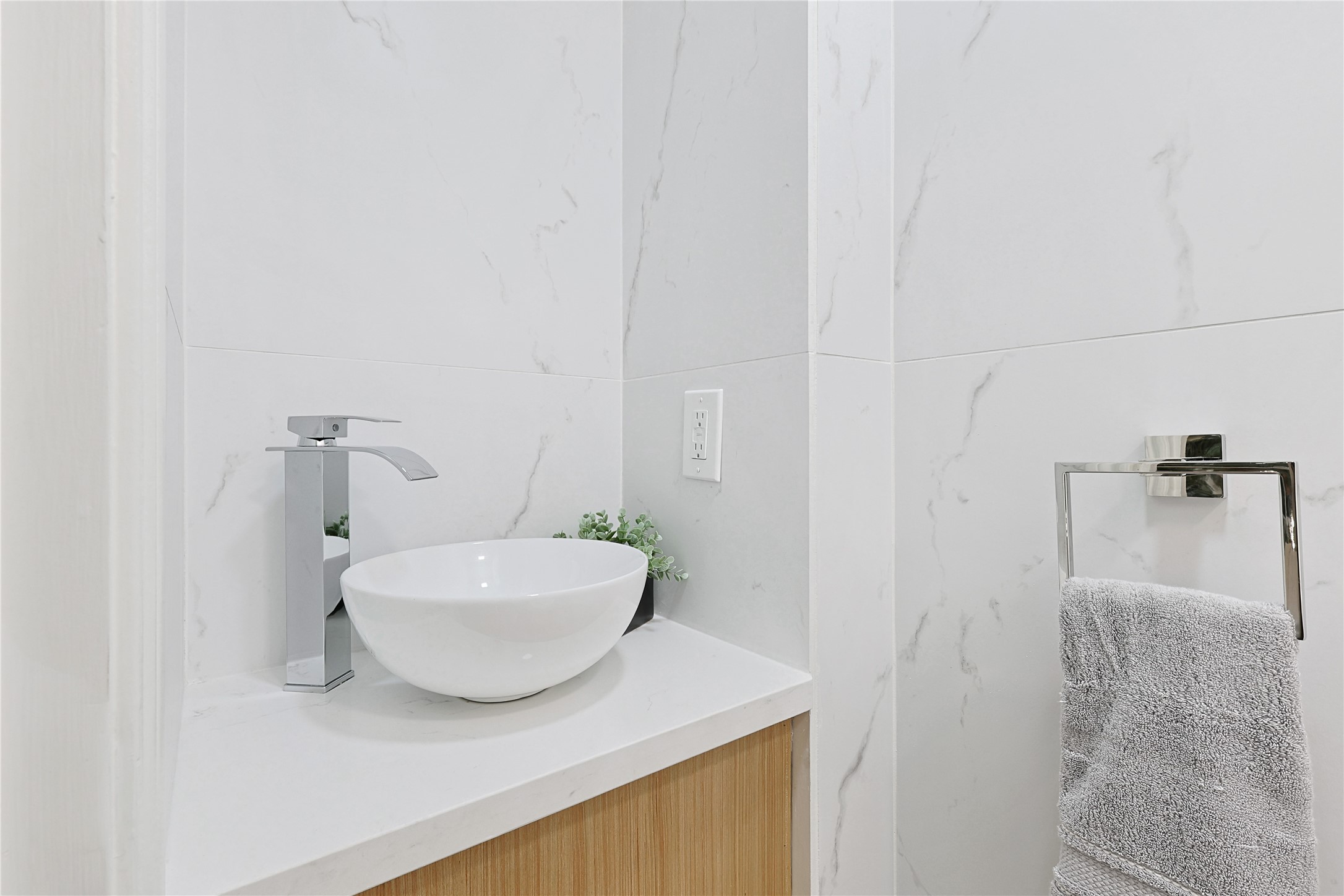 526 Colquitt Street Houston, TX 77006 - Photo 29 of 30 a bathroom with a sink a toilet and mirror