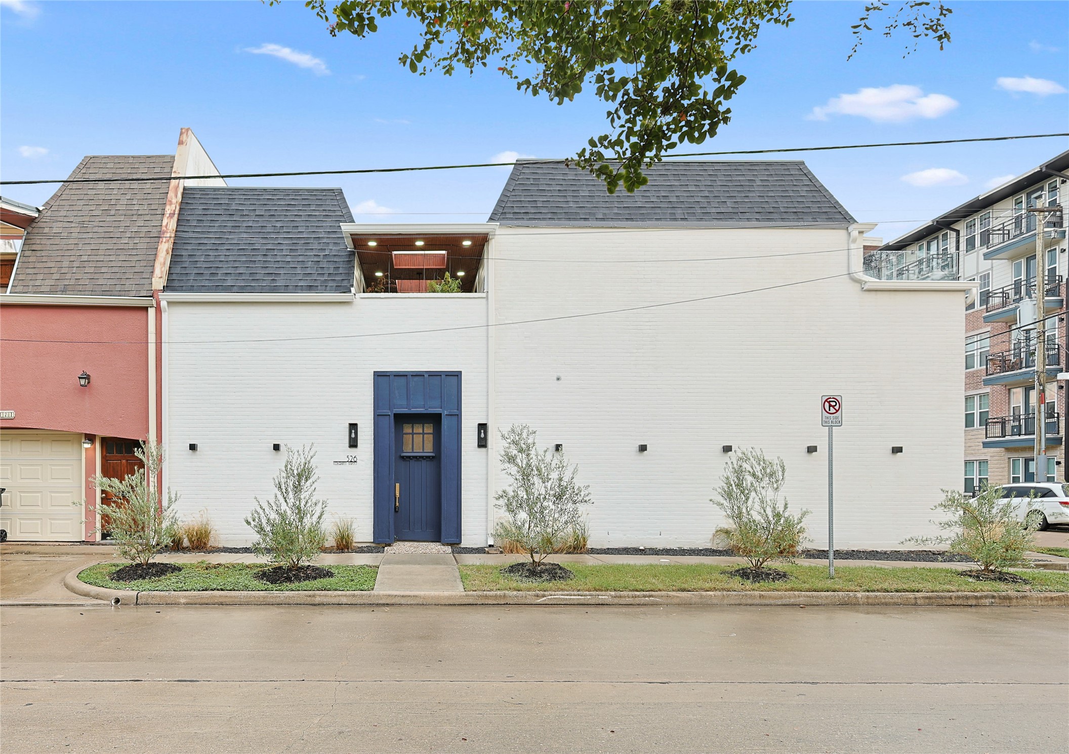 526 Colquitt Street Houston, TX 77006 - Photo 30 of 30 a front view of a house with a garden