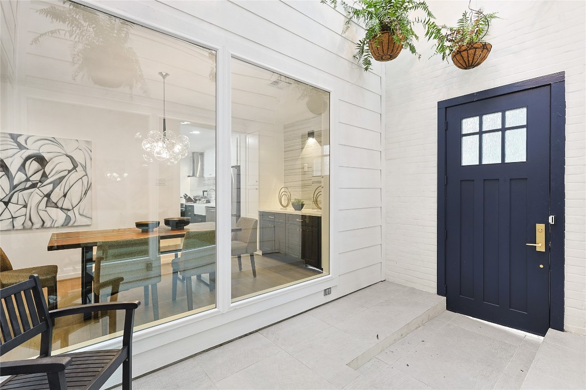 526 Colquitt Street Houston, TX 77006 - Photo 4 of 30 Another view of the entrance, showing the dining area