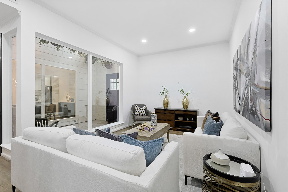 526 Colquitt Street Houston, TX 77006 - Photo 6 of 30 Another view of the living room and the atrium.