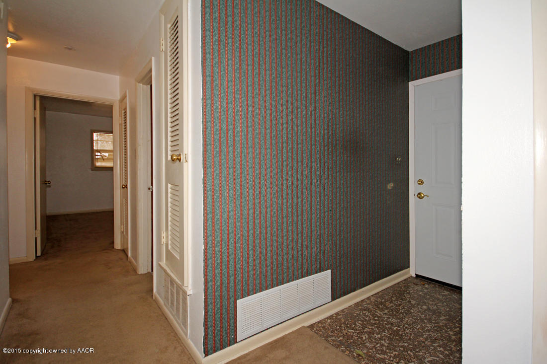 4313 South Bonham Street Amarillo, TX 79110 - Photo 3 of 21 a view of hallway with closet