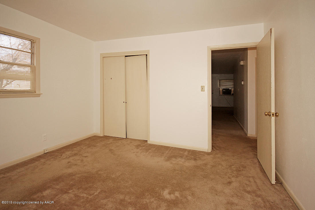4313 South Bonham Street Amarillo, TX 79110 - Photo 10 of 21 an empty room that has a grey walls