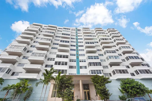 a view of entryway with kitchen