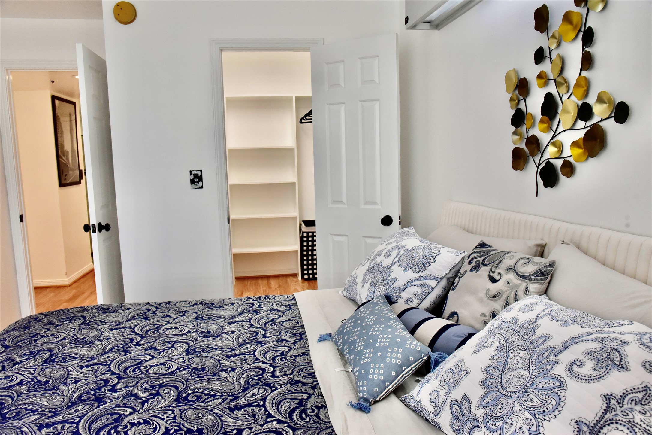 3525 Sage Road, Unit 701 Houston, TX 77056 - Photo 19 of 48 Bright, cozy bedroom with spacious closet.