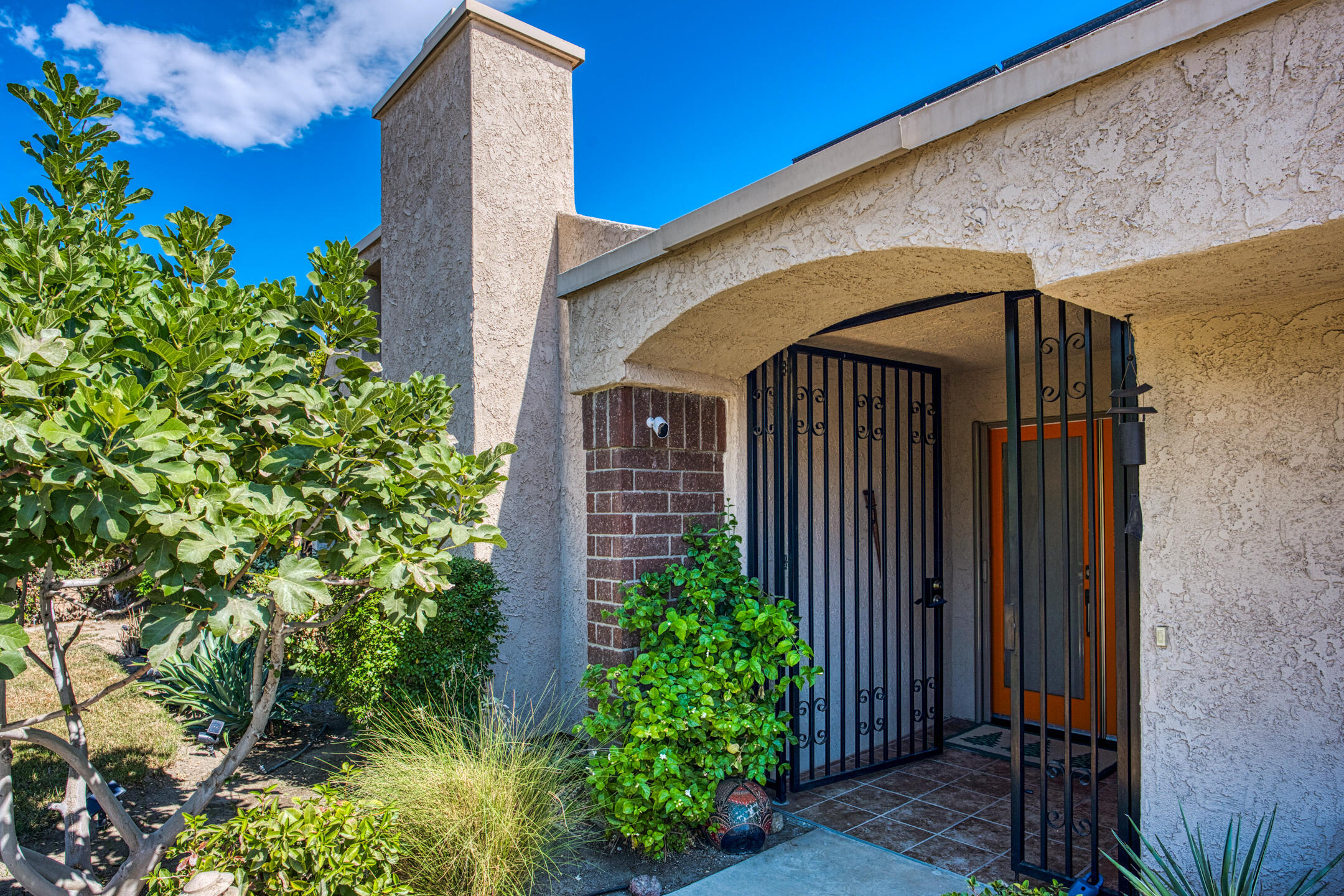 68640 Calle Mancha Cathedral City, CA 92234 - Photo 4 of 54 a view of a garage