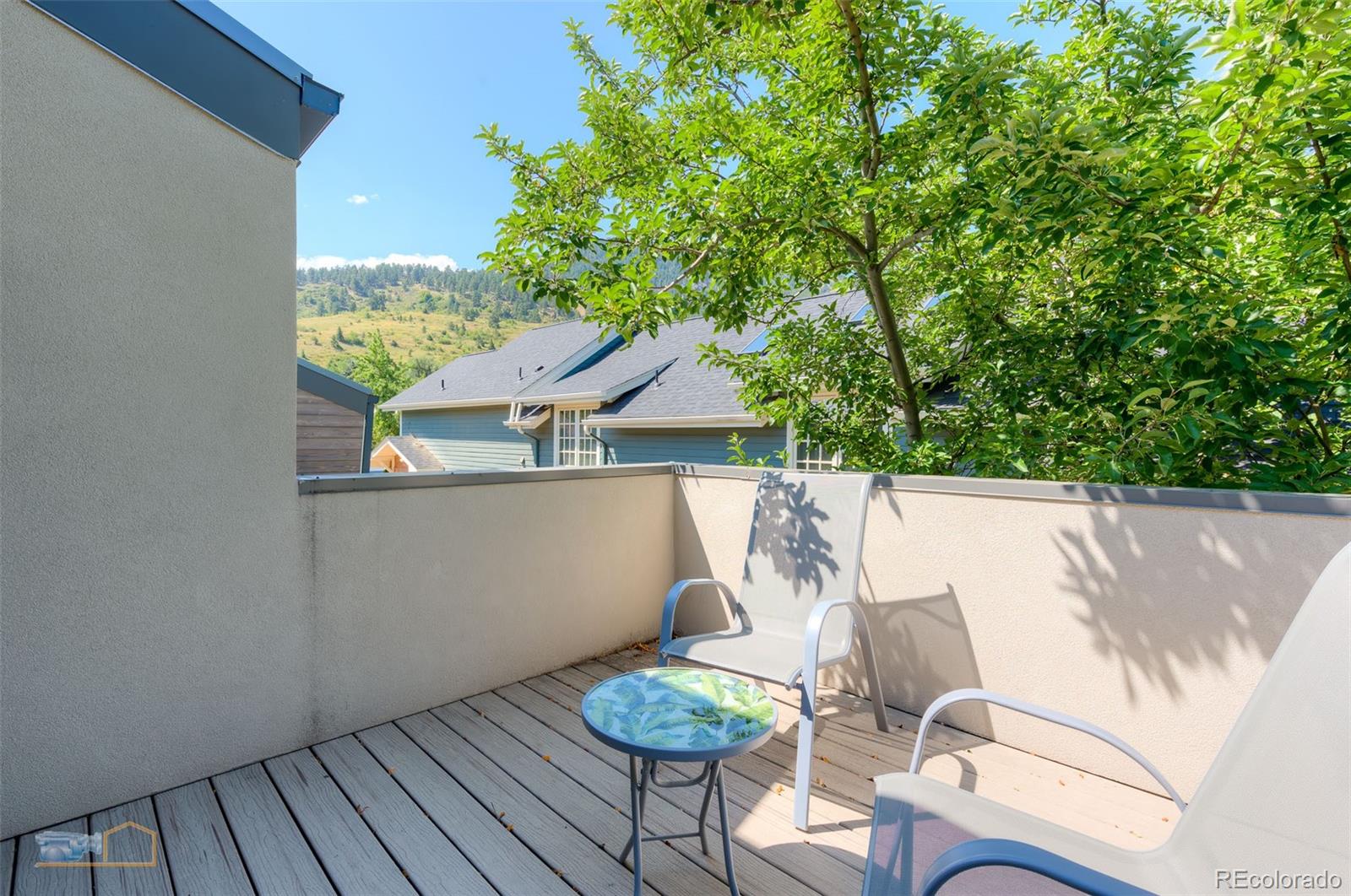 441 Arapahoe Avenue Boulder, CO 80302 - Photo 37 of 40 a balcony with table and chairs