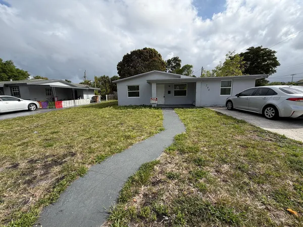 $2,900 | 294 Southwest 1st Street, Deerfield Beach, FL 33441