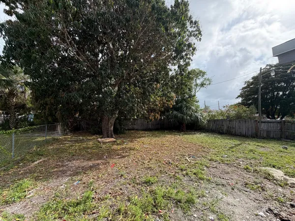 a view of a backyard with green space