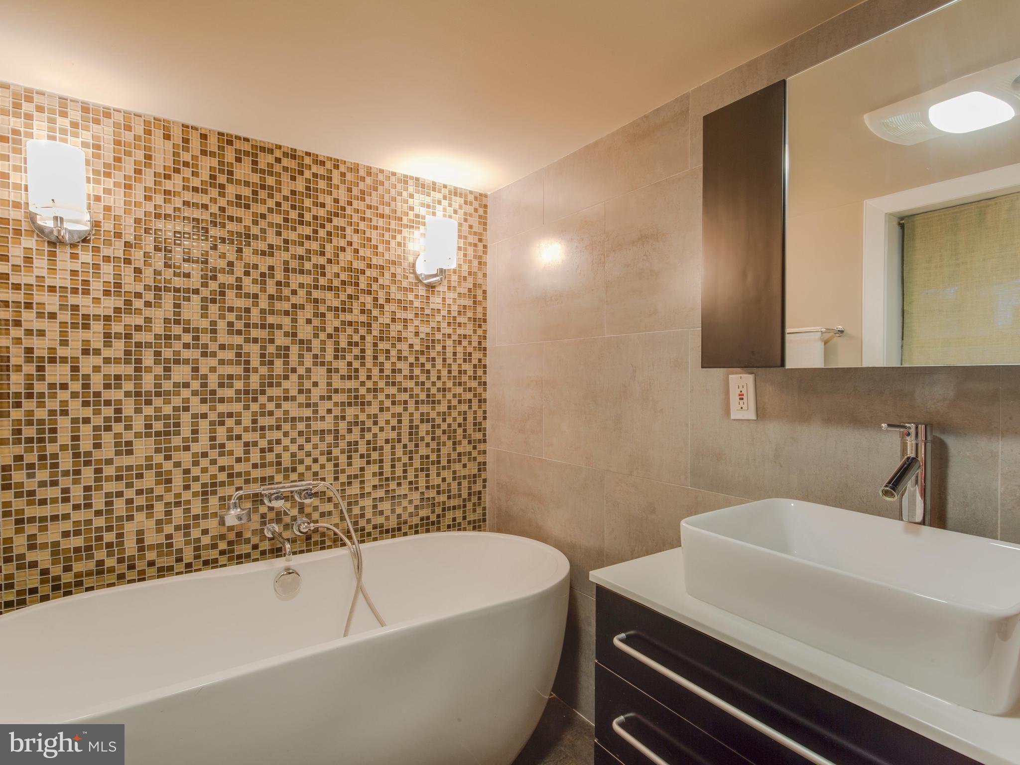 1217 Russell Road Alexandria, VA 22301 - Photo 25 of 30 Bath
